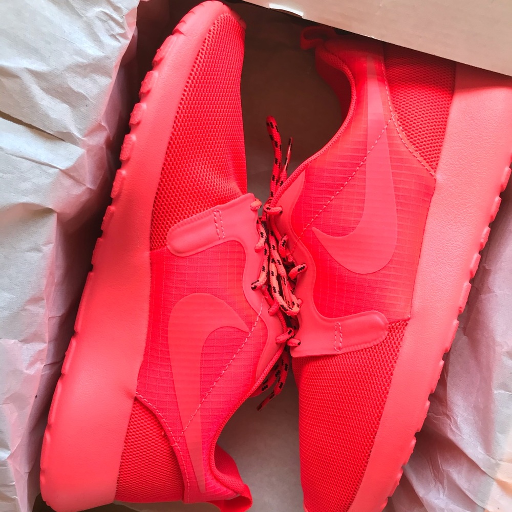 Women’s Nike Roshe Run “Crimson” sz. 7
